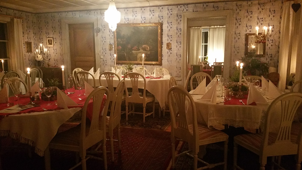 Uppdukat för julbord på Frägsta Hälsingegård